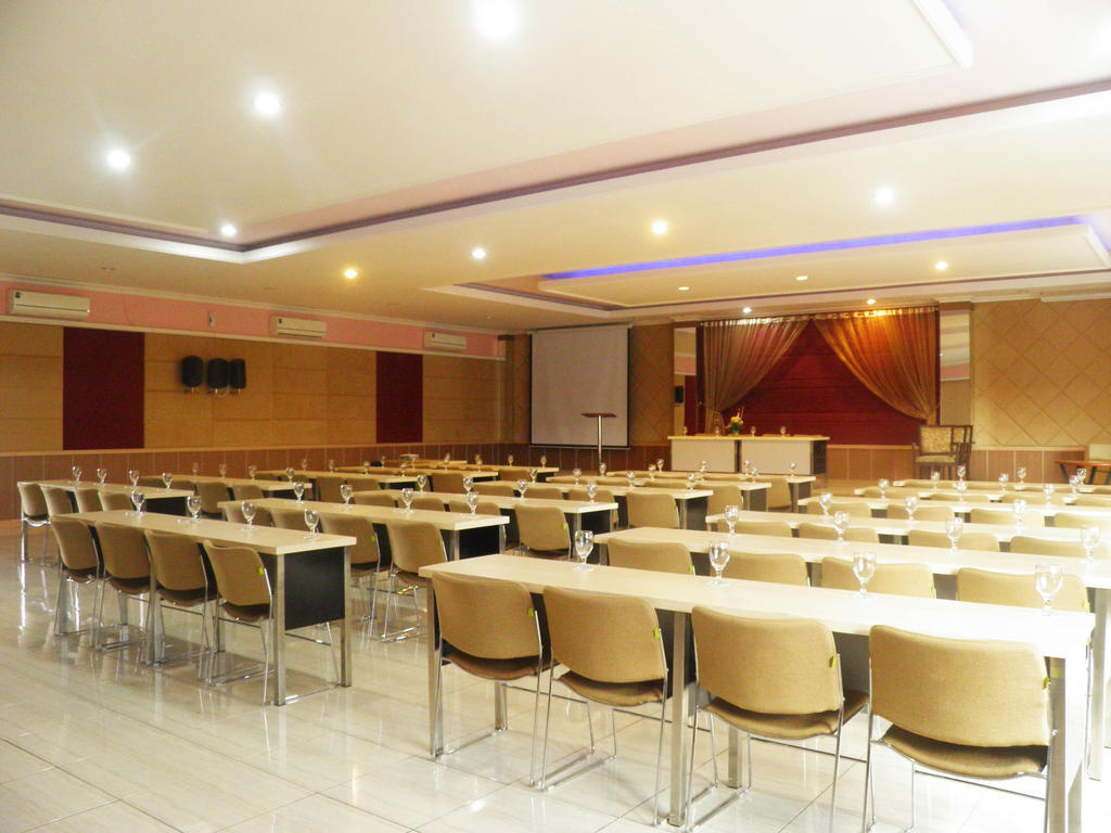 Hotel C3 Semarang Bagian luar foto